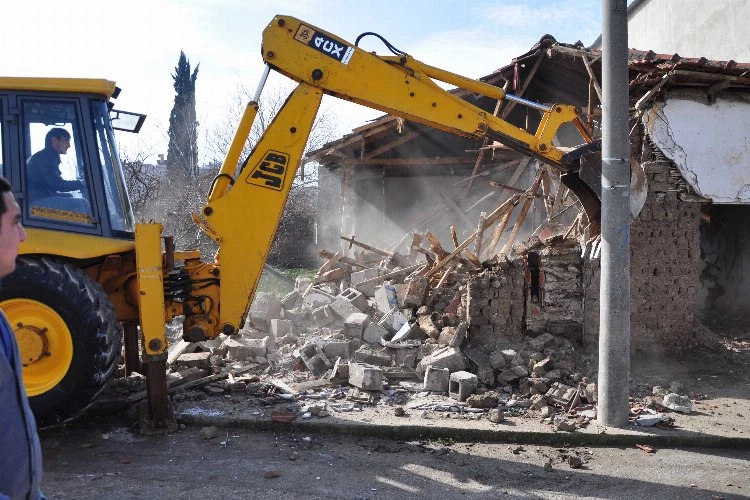 Karacabey’de metruk binalara yıkım