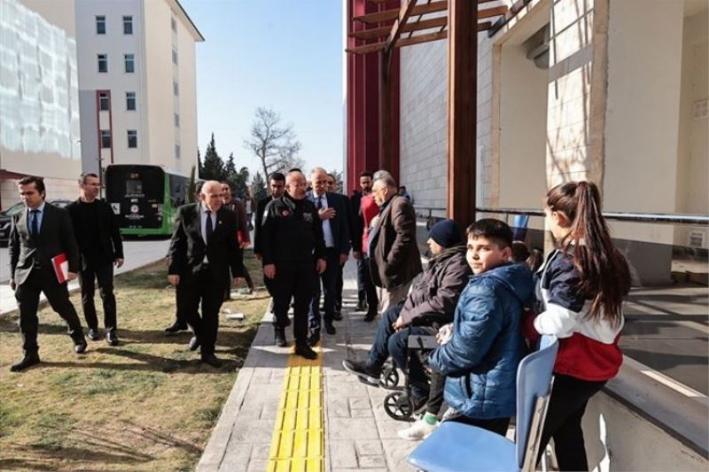 Başkan Zolan ve Vali Atik afetzedeler ile buluştu