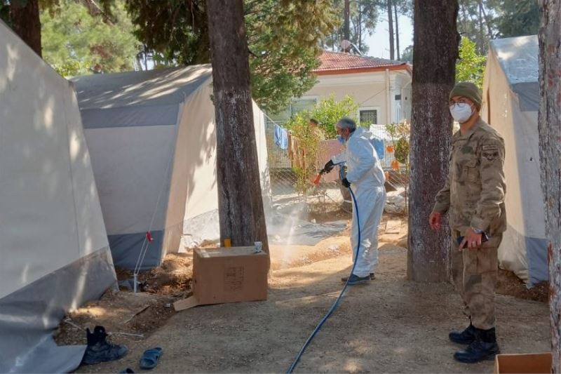 Bursa Osmangazi Belediyesi afet bölgesini ilaçlıyor