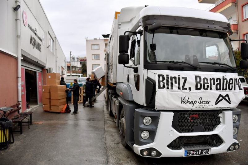 Deprem bölgesine su, battaniye ve kumanya desteği