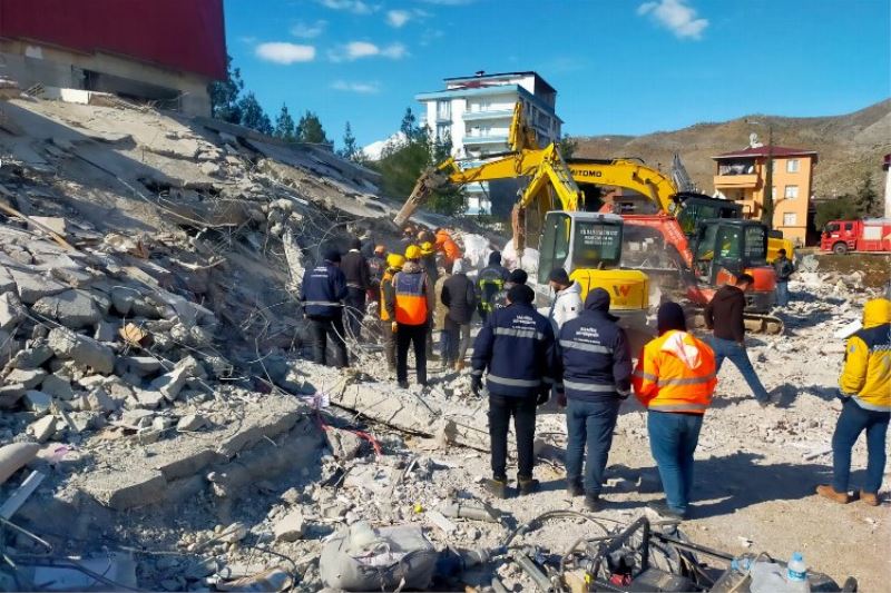 Manisa 190 personeliyle deprem bölgesinde sahada