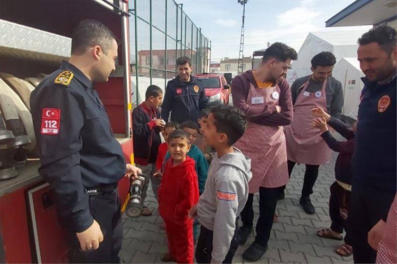 Manisa İtfaiyesi, çadır kentteki çocukları sevindirdi