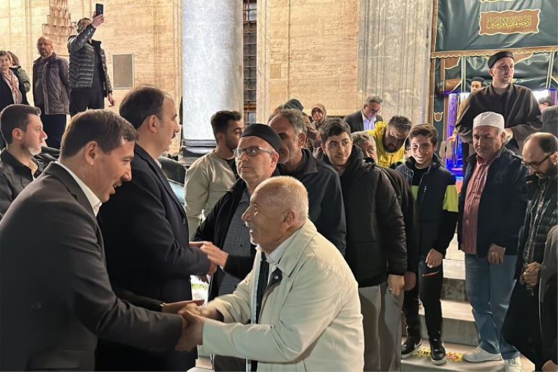 Başkan Altay, cami çıkışında Konyalılarla buluştu