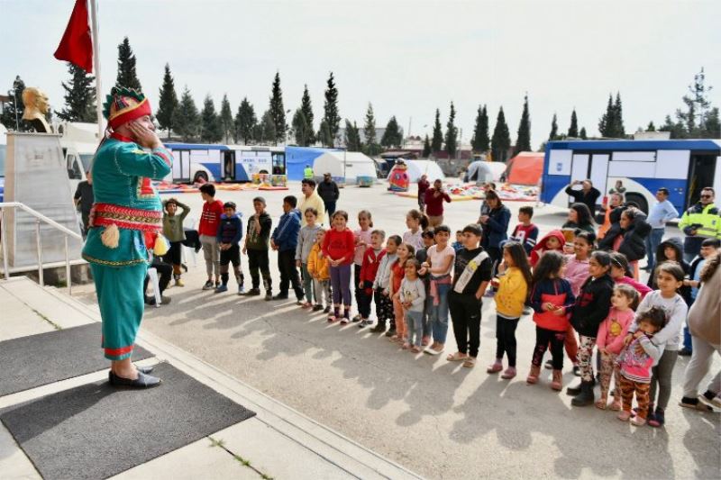 Depremzede çocuklara Hacivat Karagöz sürprizi