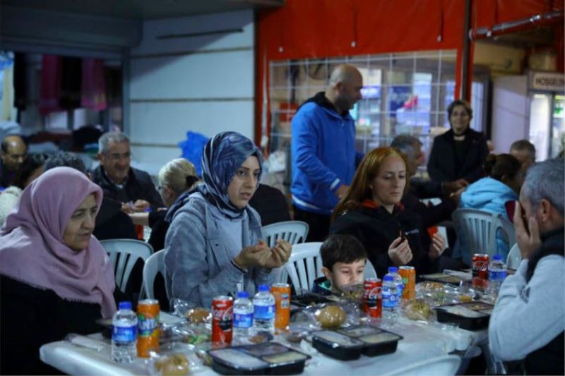 Depremzedeler iftar yemeğinde bir araya geldi