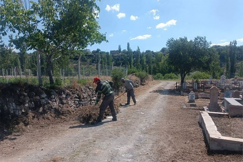 Melikgazi mezarlıkları bayrama hazır