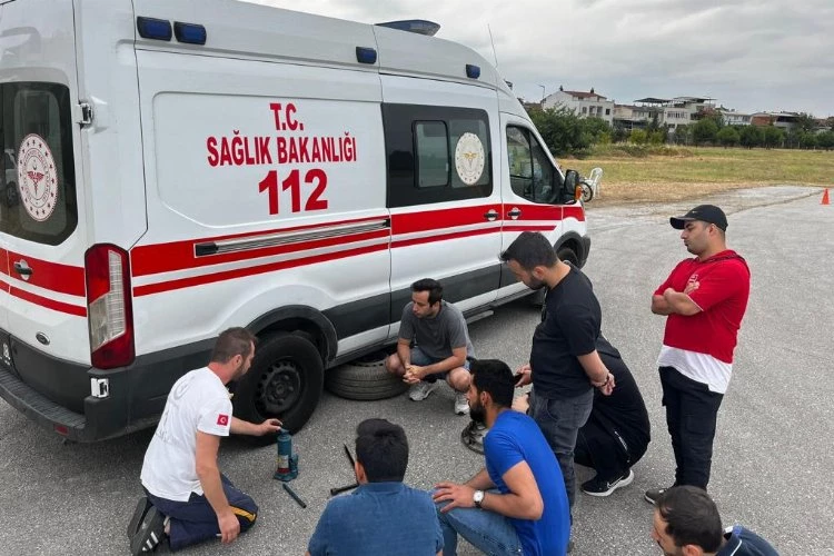 Ambulans sürüş tekniklerini öğrendiler