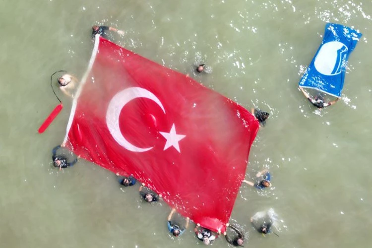 Denizde Türk Bayrağı gururu