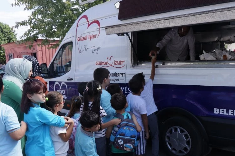 İzmit Belediyesi, yeni dönemde öğrencileri ikramlarla karşıladı