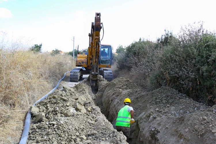 Yelten mahallesinde eskiyen içme suyu boruları yenileniyor