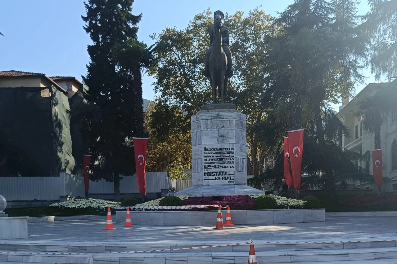 Büyükşehir’den Atatürk Anıtı’na bakım