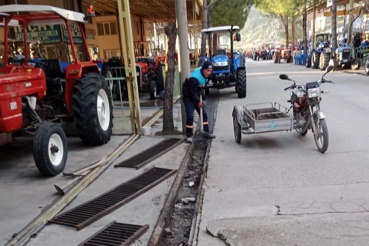 Kırkağaç’ta yağmursuyu ızgaraları temizlendi