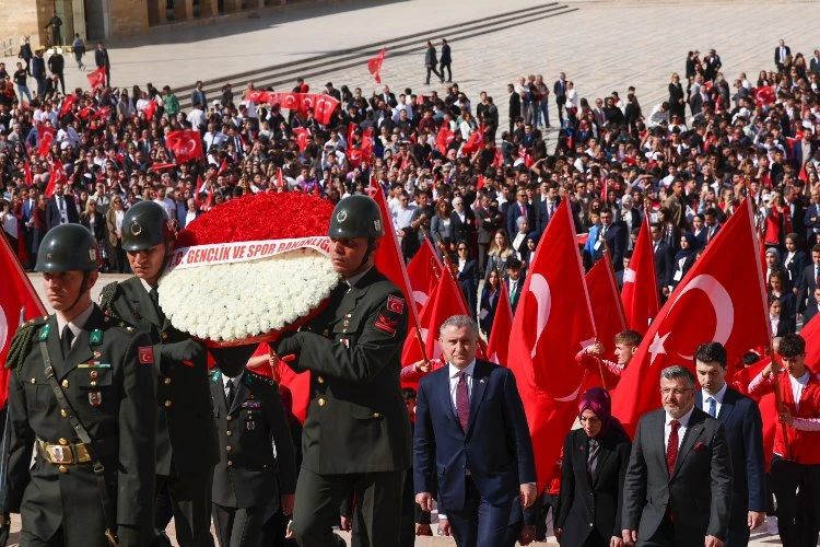 Bakan Bak gençlerle Anıtkabir