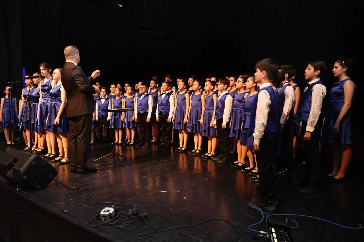 Çocuk ve gençlik korosundan muhteşem performans