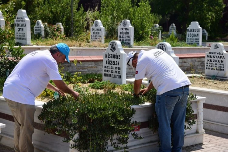 Manisa mezarlıkları bayrama hazır