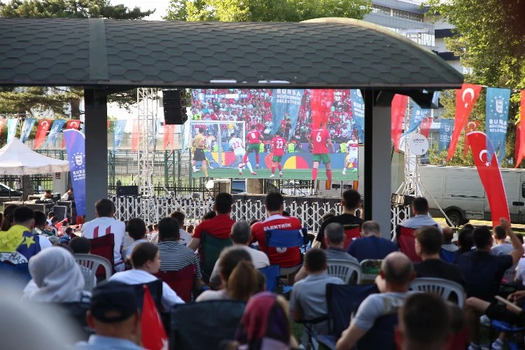 Bursalılar Türkiye-Portekiz maçını dev ekranlarda izledi