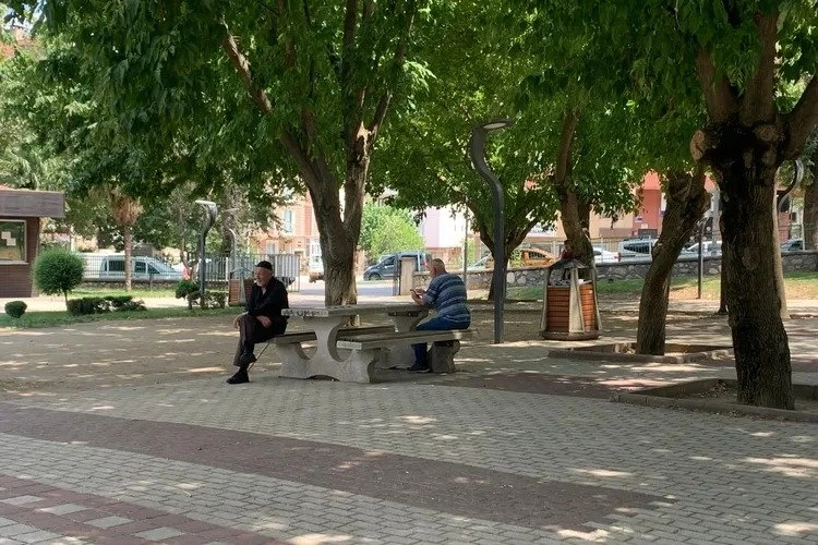 Kestel halkı belediye parkında yorgunluk atıyor
