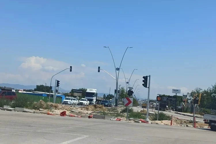 Bitmeyen Çalı Kavşağı trafikte zor  anlara neden oluyor