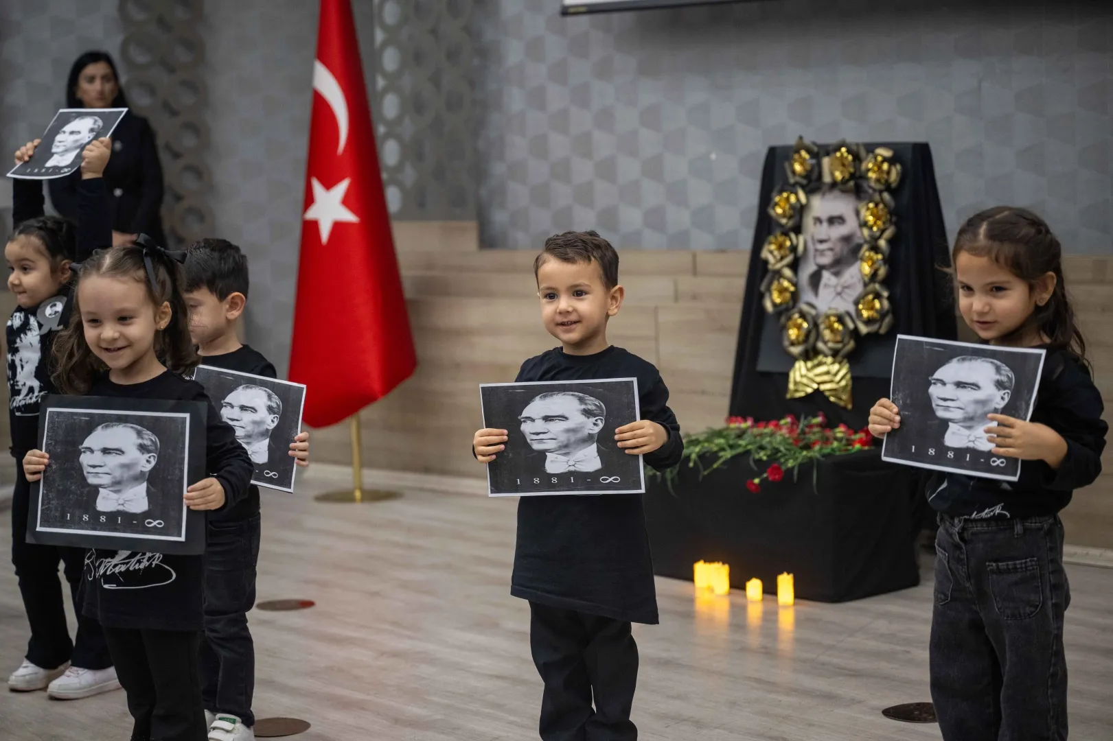 Bornova’da minik yüreklerden Atatürk’e duygusal anma