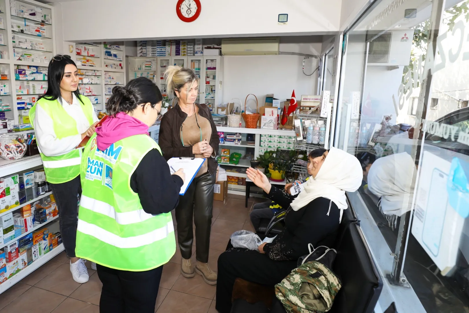 İzmir Narlıdere’de esnafın ihtiyaçları yerinde tespit ediliyor