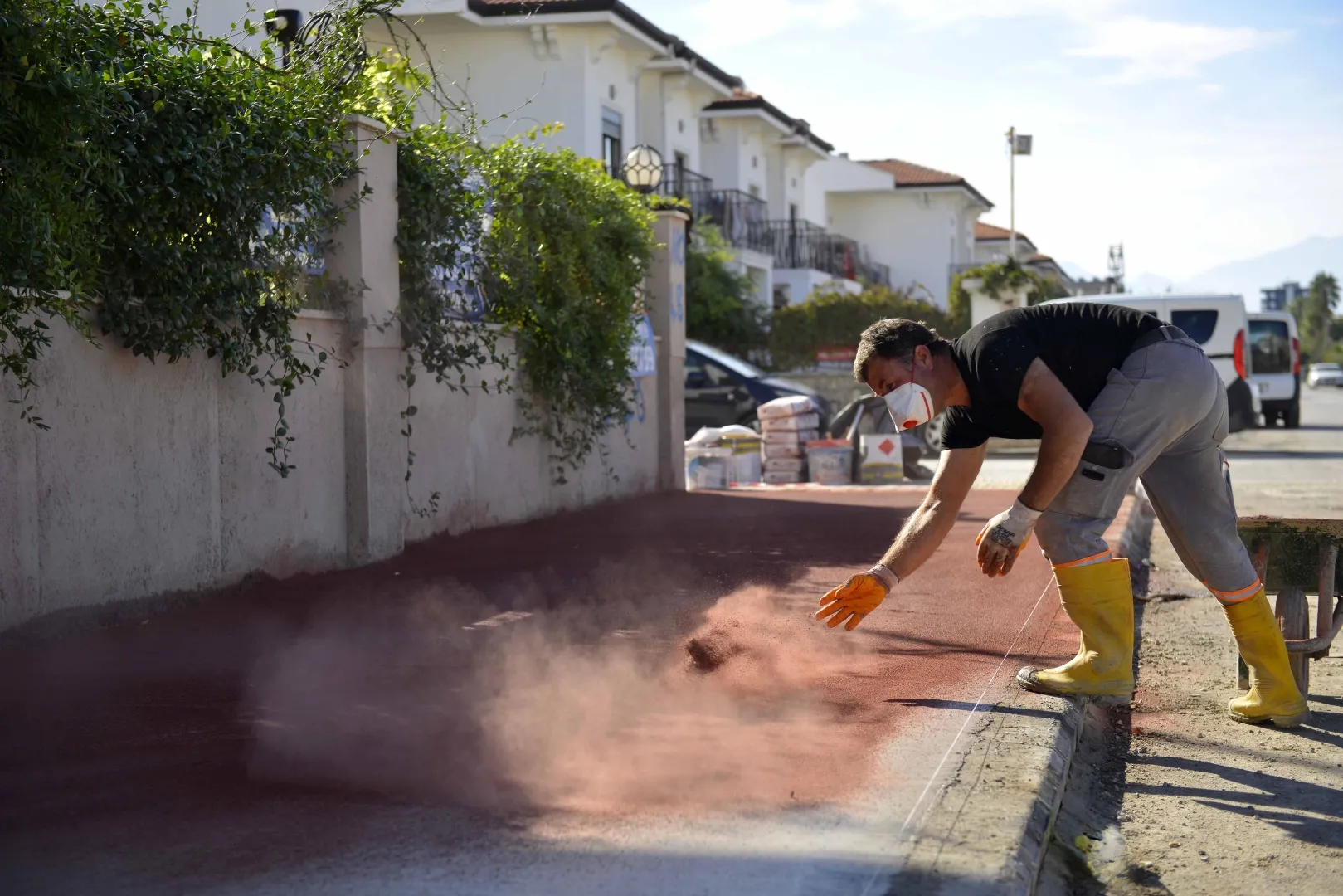 Antalya Güzeloba’da kaldırım çalışması