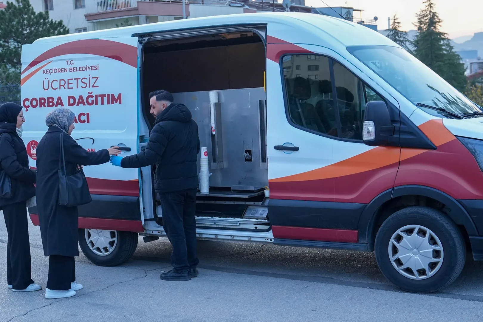 Ankara Keçiören’de vatandaşa sıcak çorba