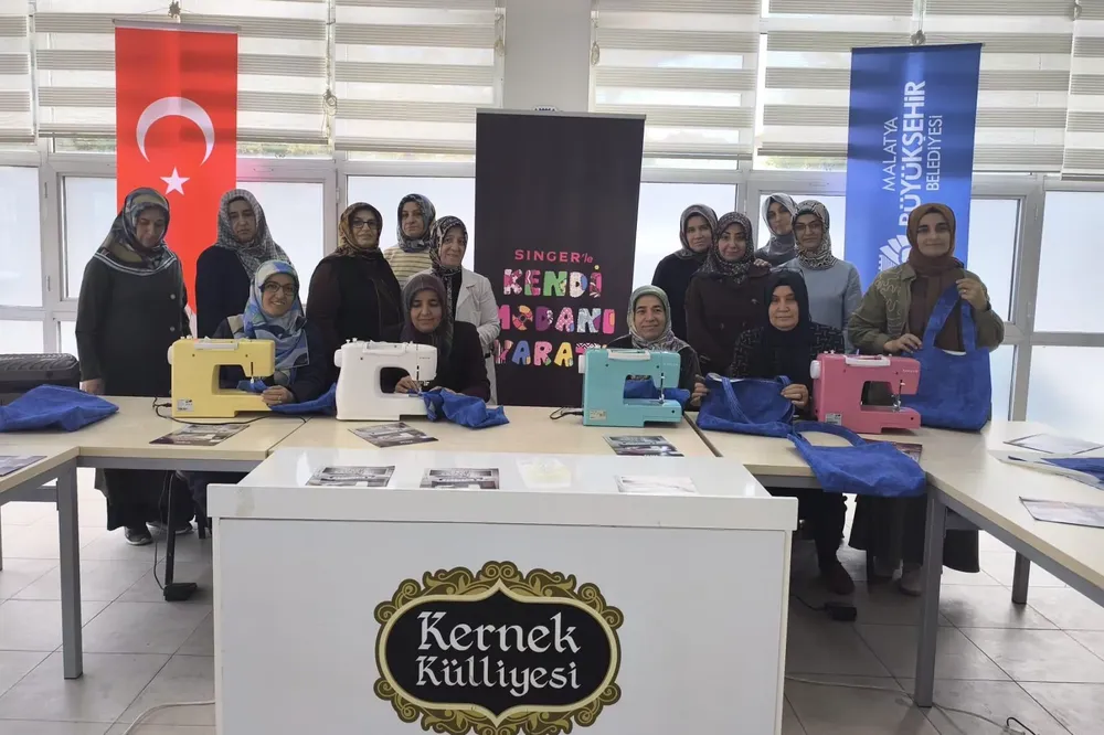 Kadınlar kendi çantalarını dikti