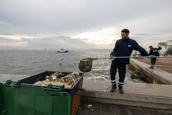 Körfez’de yağmur sonrası yüzey temizliği