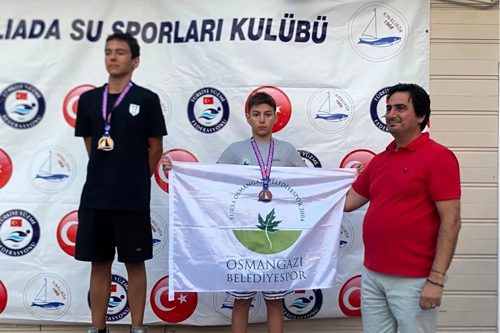 Osmangazi’nin genç yüzücüleri kürsüyü bırakmadı