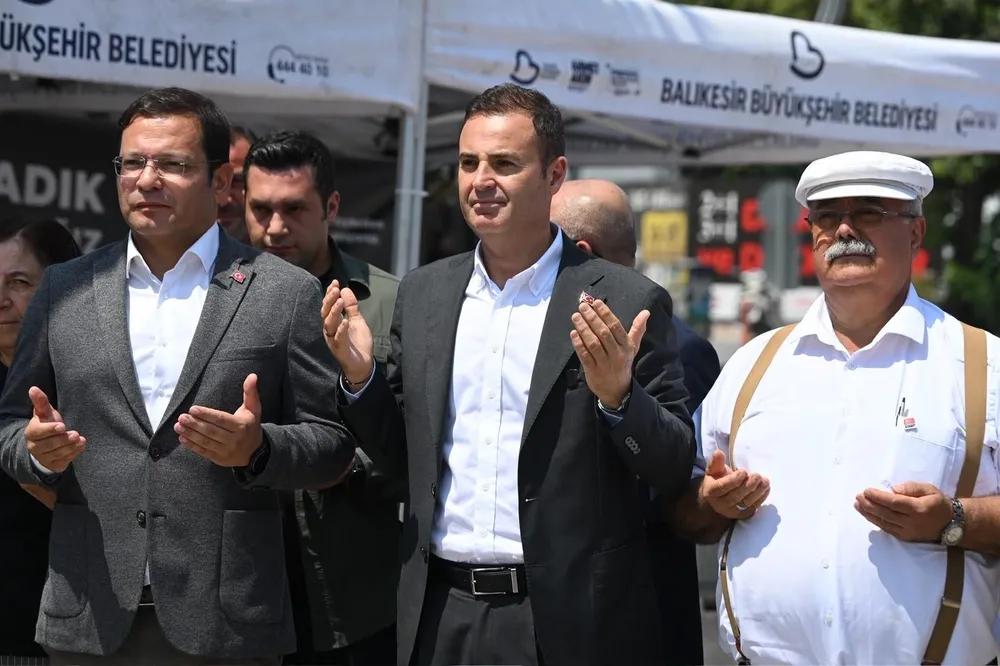 Balıkesir'de Başkan Akın, depremin yıl dönümünde Sındırgı'yı unutmadı