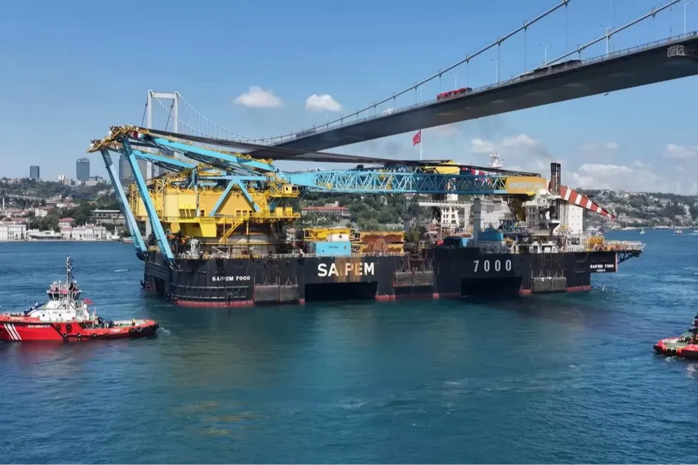 Saipem 7000 Boğazlar'dan güvenle geçti