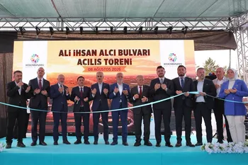 Bakan Uraloğlu'ndan Memduh Çolakbayrakdar'a övgü