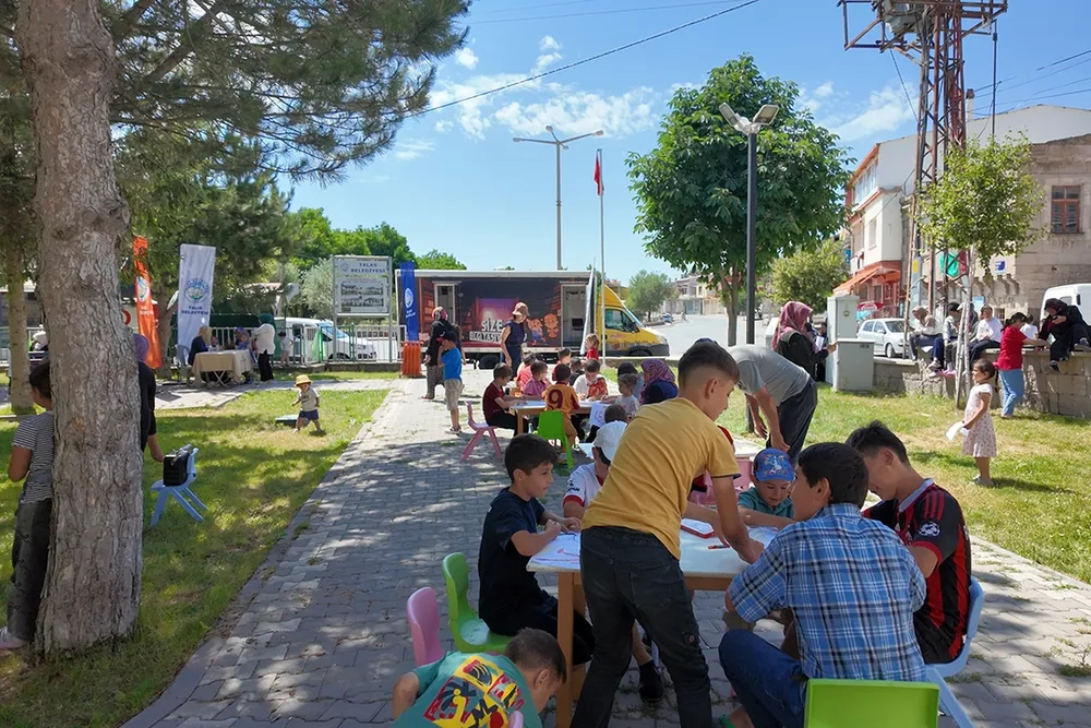Kayseri Talas'ın 'Gezici Kütüphane'si bilgi turunda