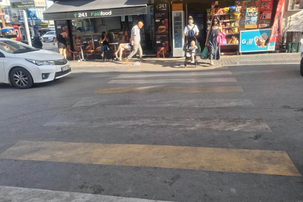 Keşan’da silinen yaya geçidi çizgileri tehlike saçıyor